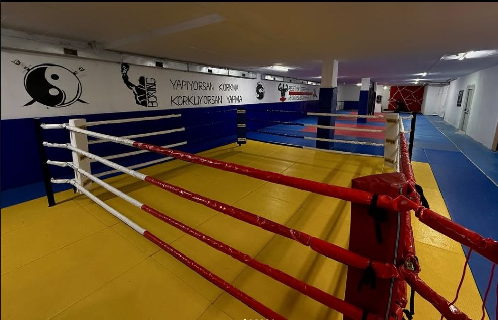 Tigers Fight Club ring ve minder alanı