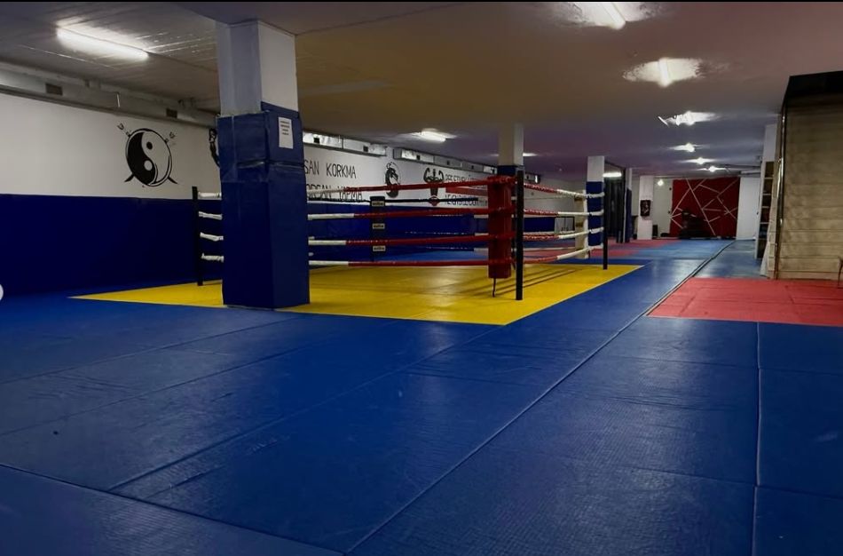 Geniş mavi minder alanı ve ring