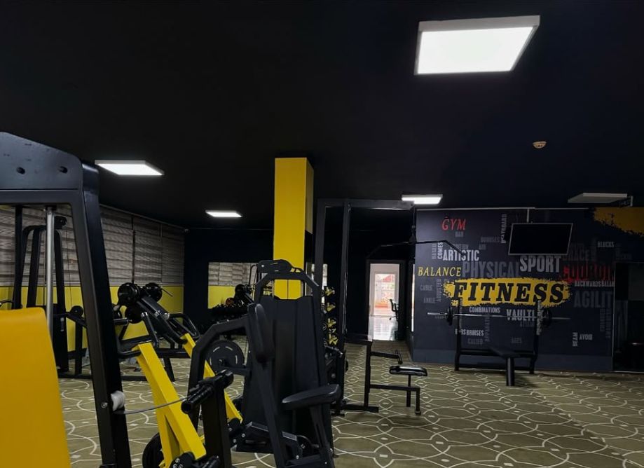 Fitness duvar yazısı ve ağırlık makineleri