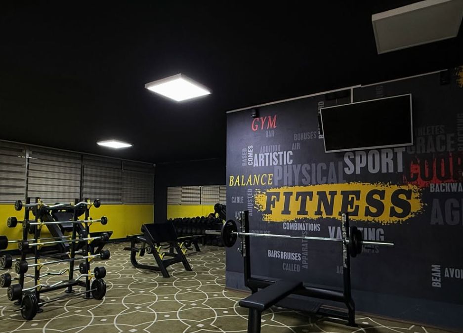 Bench press istasyonu ve halter rafı